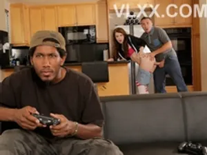 Cô gái ngực lớn gợi cảm! Ăn của quý trong phòng tắm! Mặc quần hở đáy, quan hệ từ phía sau với cái mông to và cặp vú rung chuyển, cận cảnh cô ấy ra vào…