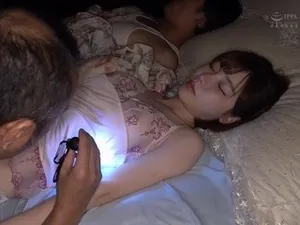 Em trai vào phòng mò Lỗ lồn chị gái bất chấp má đang ở nhà