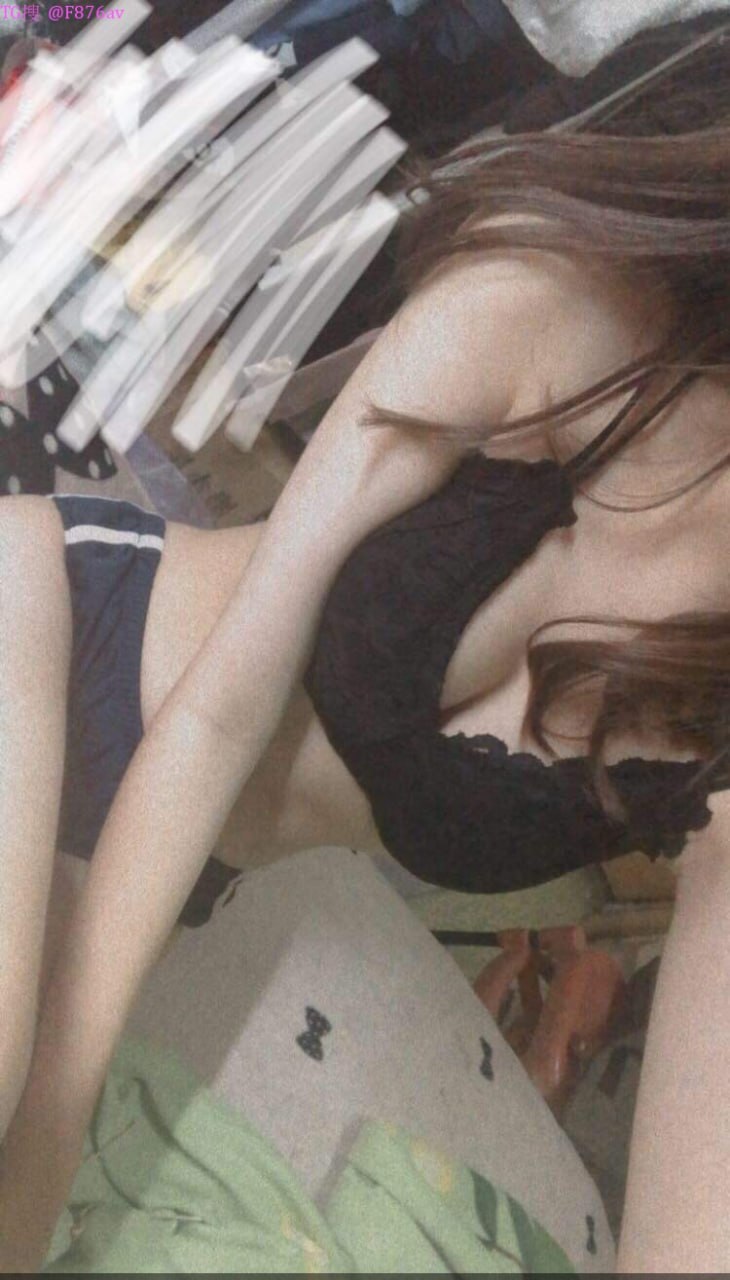 Tiếp theo là vụ hiếp dâm★Chị chủ nhà không chuẩn bị quay phim Douyin★Tôi đè cô ấy xuống giường và quan hệ với cô ấy hai lần★Cuối cùng tôi không thể kiềm chế được